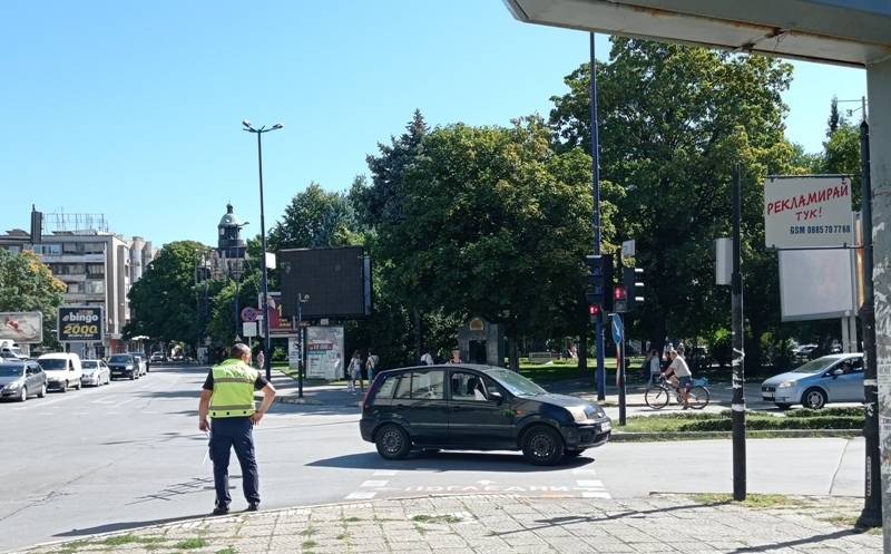 Блъснаха пешеходка пред Общината